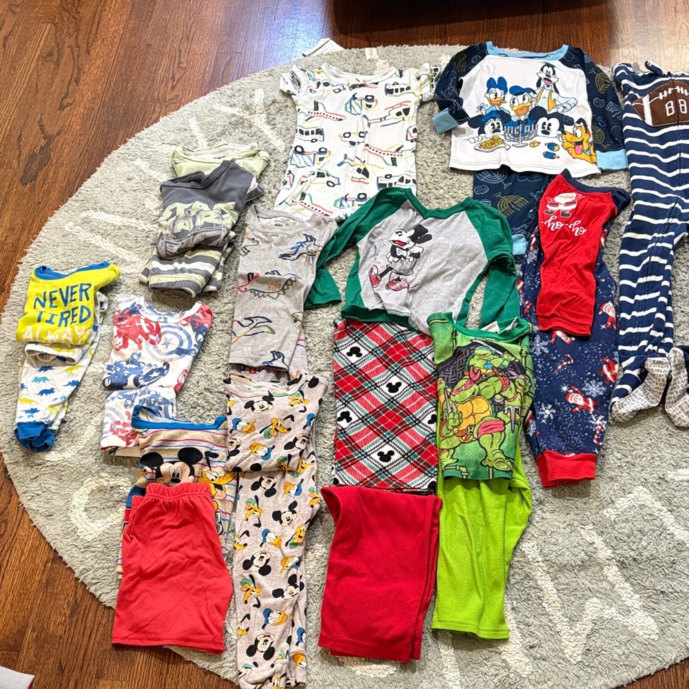 Boys  Pajama Set Bundle Disney and Carters 11 sets and one fleece   Footie
